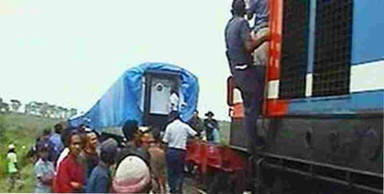 KA Produksi PT INKA Pesanan Bangladesh Anjlok, 5 Jam Perjalanan KA Terganggu
