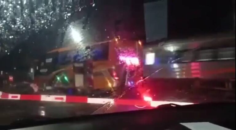 Viral! Penumpang Berhamburan Keluar, Bus Nyaris Nyerempet Kereta Api