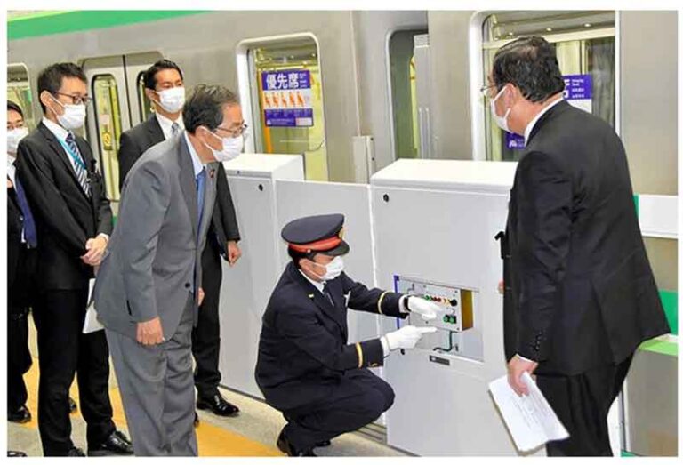 Menhub Jepang: “Saat Masuk Kereta Komuter, Cari Lokasi Tombol Darurat”