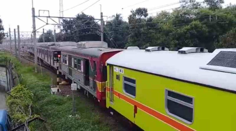 KRL Rusak Dilangsir oleh ‘Sang Penolong’