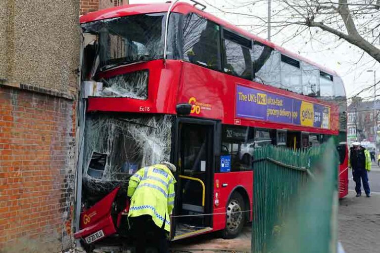 Penuh Penumpang, Bus Double Decker Alami Rem Blong, 19 Orang Terluka