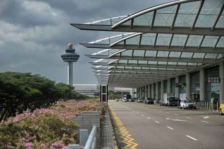 Maskapai India Pekerjakan Awak Kabin yang Tengah Isolasi Mandiri, Imigrasi Bandara Changi Lakukan Cekal