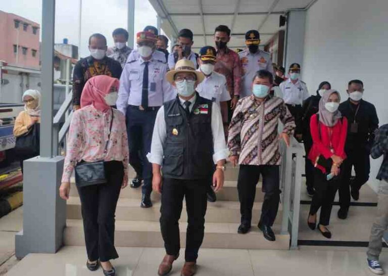 Ridwan Kamil Naik Kereta Inspeksi Tinjau Stasiun Garut
