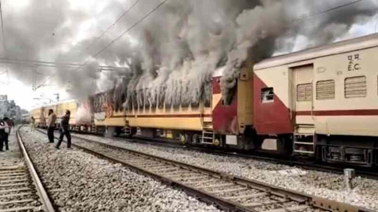 Rekrutmen Karyawan Indian Railways Rusuh, Kereta Dibakar-Rusak Rel di Banyak Kota di India