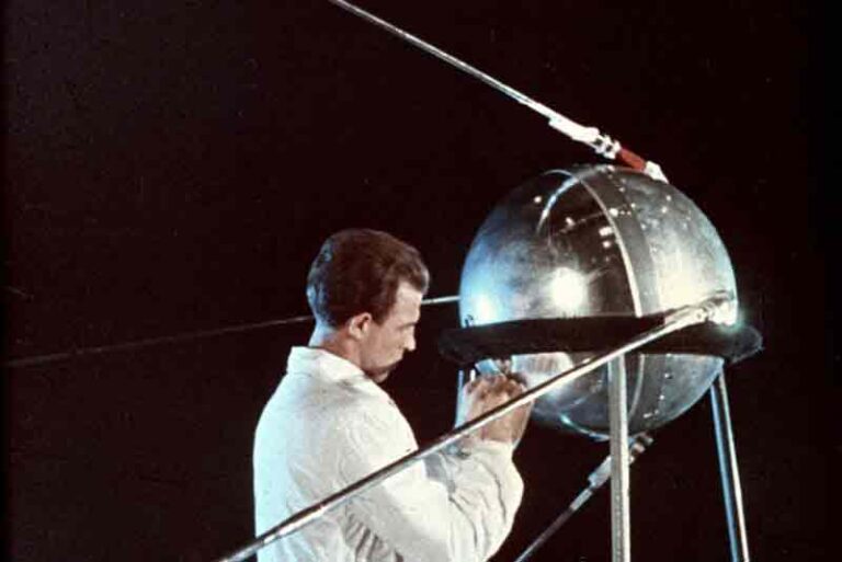 Hari Ini, 64 Tahun Lalu, Satelit Buatan Pertama di Dunia Jatuh ke Bumi 3 Bulan Setelah Diluncurkan