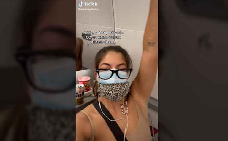 Baru Tahu Hasil Tes Positif Covid dalam Penerbangan, Wanita ini Mengurung Diri di Bilik Toilet