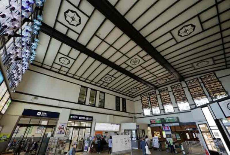 Lampu Kaca Gantung, Bikin Penumpang di Stasiun Otaru Merasakan Nostalgia