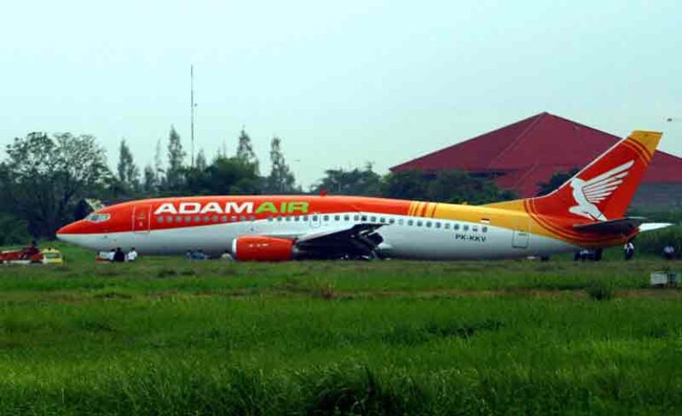 Ketika Badan Pesawat Adam Air KI172 Bengkok Gegara Hard Landing dan Pilot Lalai