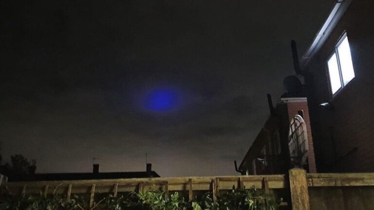 Disangka Ulah Alien, Cahaya Biru di Langit Bikin Geger, Padahal dari Sinar Laser Operator Kereta