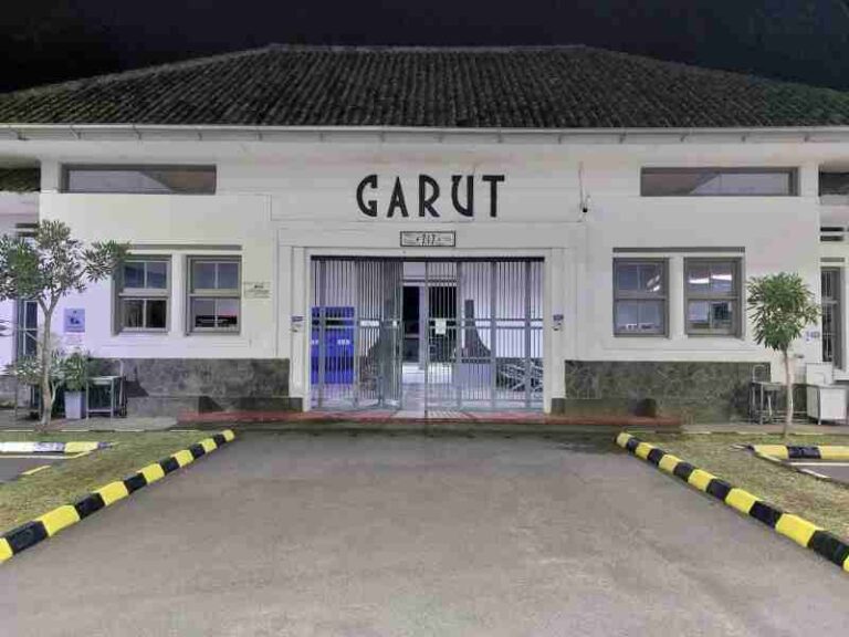 Wajah Stasiun Garut Saat Menyelimuti Suasana Malam