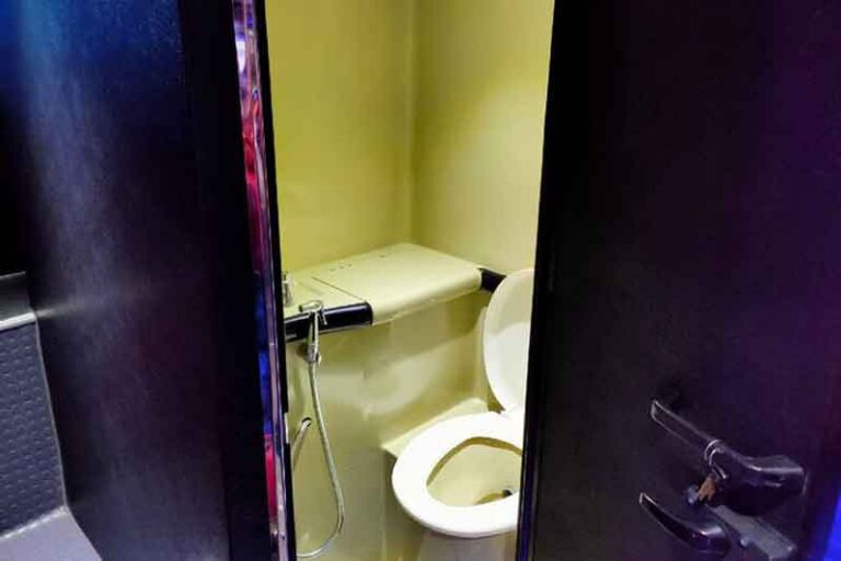 Begini Ternyata Cara Isi Air Toilet di Bus AKAP