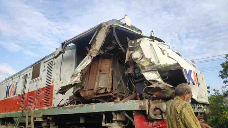 Terobos Palang Pintu. Truk Nyeruduk Kereta Api Lokal Cepu di Perlintasan Lamongan, Begini Kronologinya
