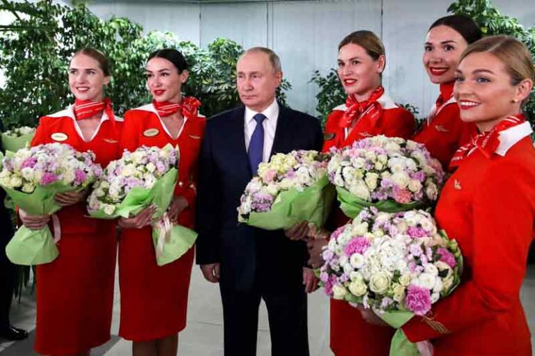Terancam Hancur, Vladimir Putin Sambangi Aeroflot dan Diapit Pramugari Muda