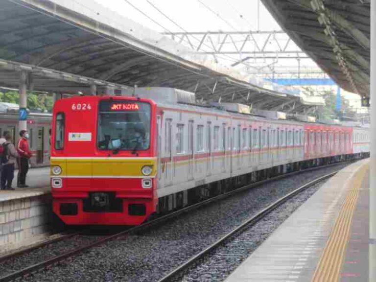 Tingkatkan Ketepatan Waktu, KAI Commuter Menambah Kecepatan KRL Lintas Jatinegara – Cikarang