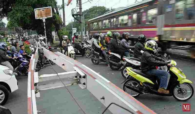 Begini Cara Agar Terhindar dari Kecelakaan di Perlintasan Kereta Api