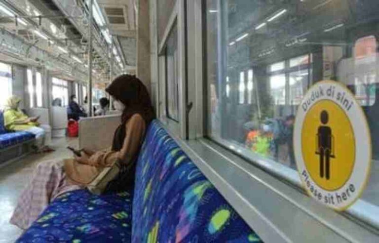 Naik KRL Kembali Jaga Jarak Saat Duduk, Begini Penjelasannya