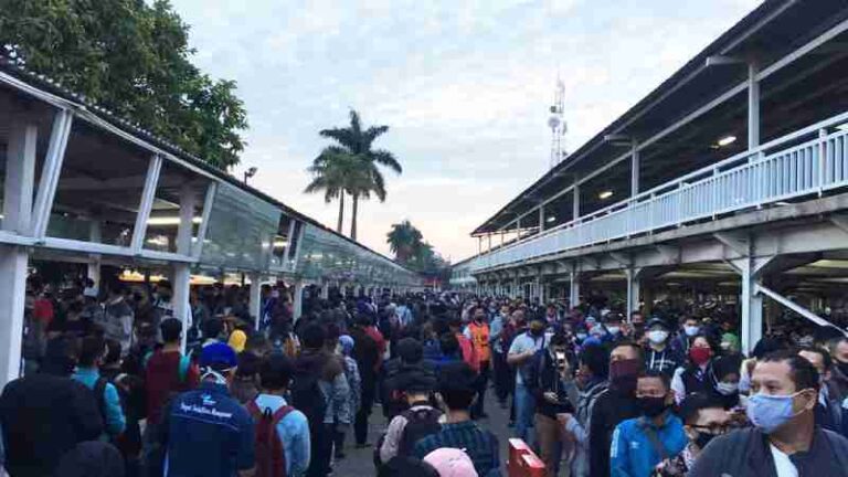 Penumpang Membawa Balita Dilarang Naik KRL Pada Jam Sibuk
