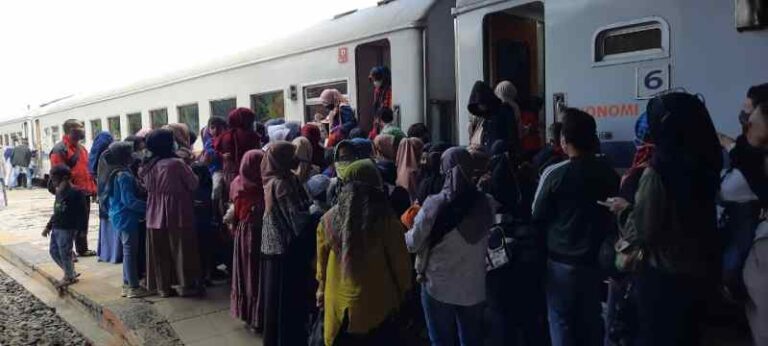 Membludak! Akhir Pekan, Masyarakat Serbu Stasiun Garut Untuk Naik Kereta Api
