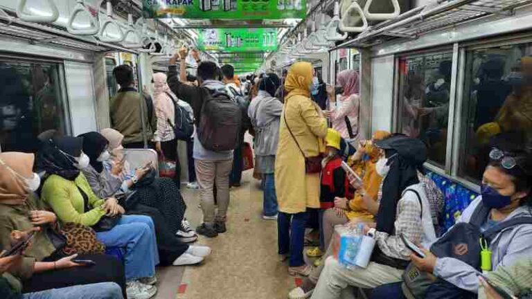 Penumpang KRL Tetap Waspada Membawa Tas di Depan, Ternyata Ini Jawabannya