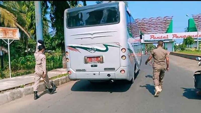 Waduh! Bus Plat Merah Ternyata Ikut “Narik” Macam Bus Kota