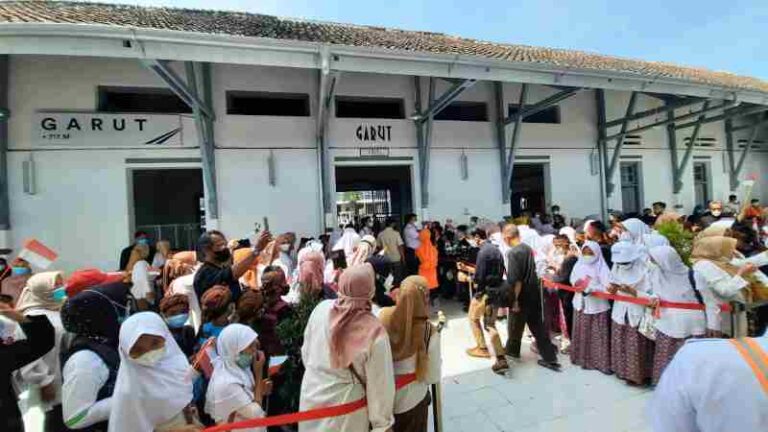 Riweuh-nya Anak–anak Sekolah Meriahkan Peresmian Stasiun Garut
