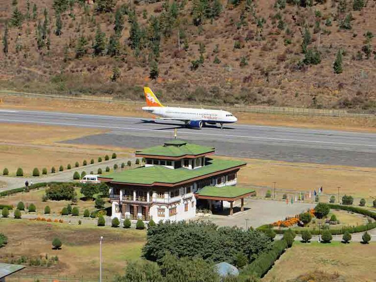 Berada Di Lembah dan Disekitar Bukit-bukit Tinggi, Inilah Bandara Internasional Paro di Bhutan