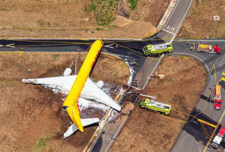 Ngepot Saat Landing, Boeing 757 DHL Patah Jadi Dua Bagian