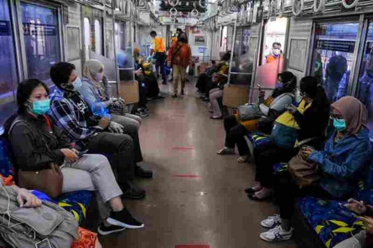 Ramadhan Tak Menjadi Halangan Buat Bukber di KRL