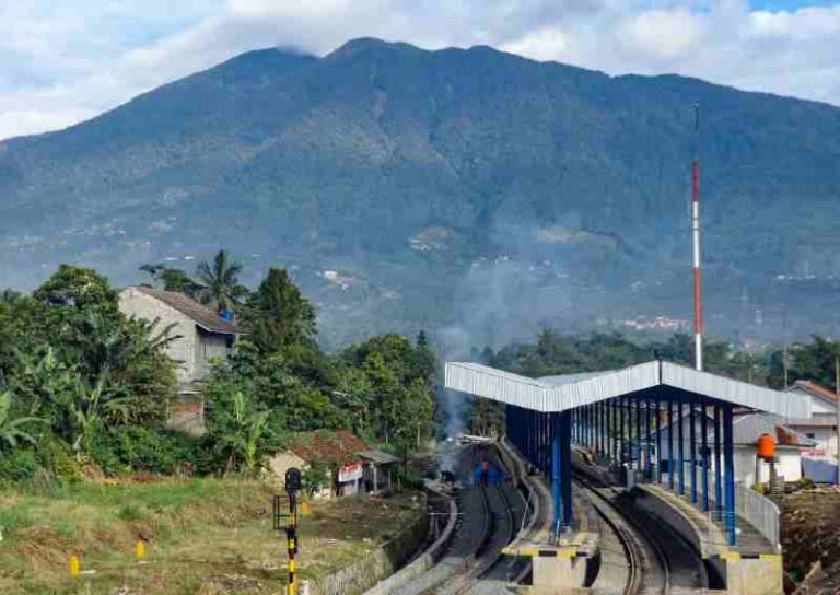 Naik KA Lintas Bogor – Sukabumi? Jangan Lupakan Stasiun Tertinggi Ini