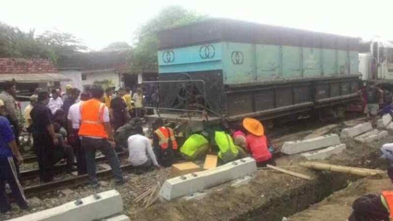 Gerbong Kricak Anjlok Sebabkan Kemacetan Lalu Lintas dan Terlambatnya KA