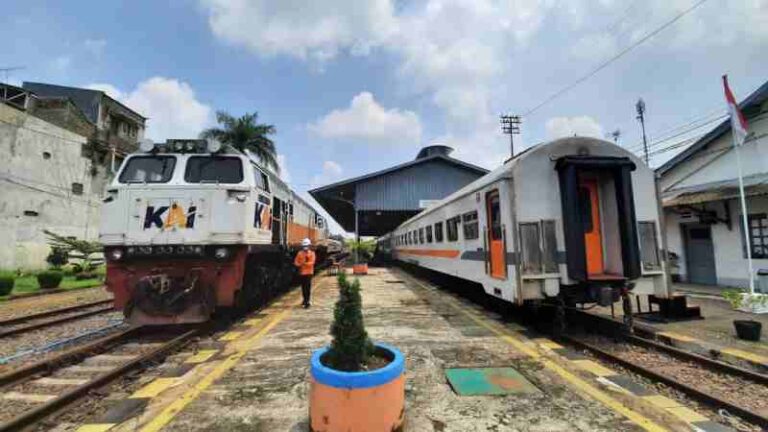 Menikmati Perjalanan Kereta Api Tertua di Jawa Barat, Cuma Goceng