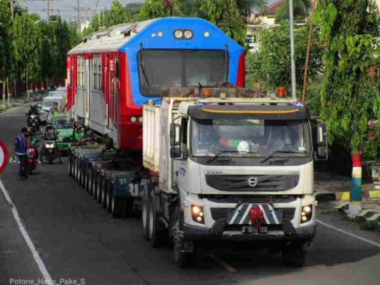 Beginilah Penampakan Rangkaian Kereta Api di Jalan Bogowonto, Madiun