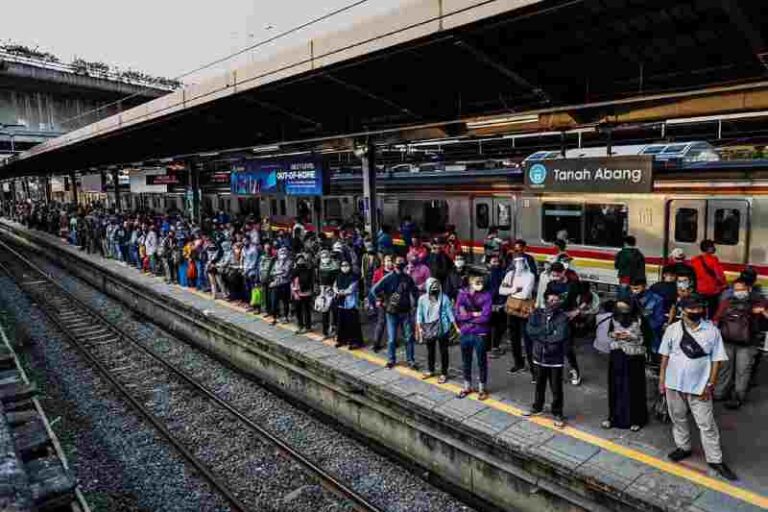 Tren Jelang Lebaran, KRL Mulai Dipadati Penumpang yang Hendak Liburan