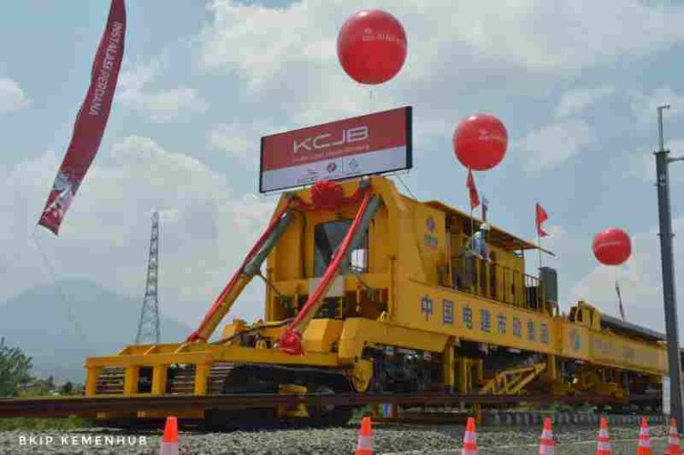 Rel Kereta Cepat Jakarta-Bandung Mulai Dipasang