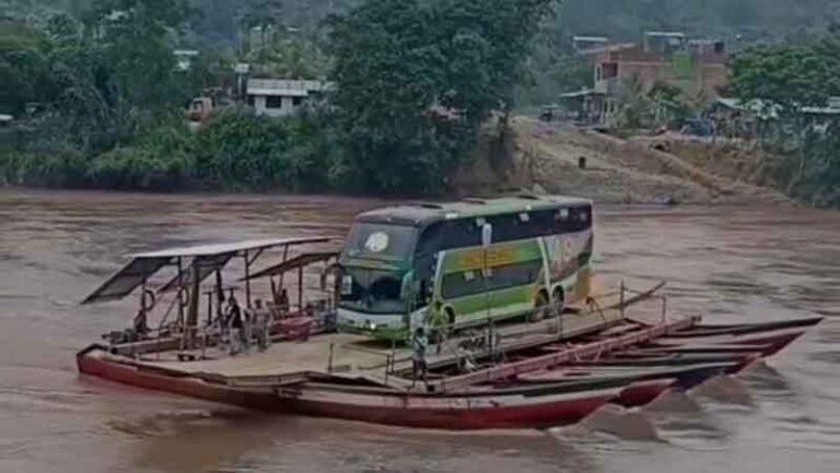 Bus Tingkat Menyebrang Sungai Diangkut Perahu Kayu?