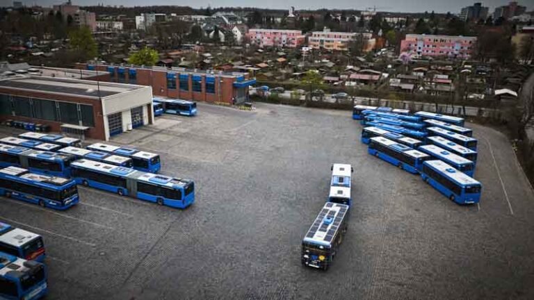 Bus Trailer Penumpang Bertenaga Surya Melaju di Jalan Munich