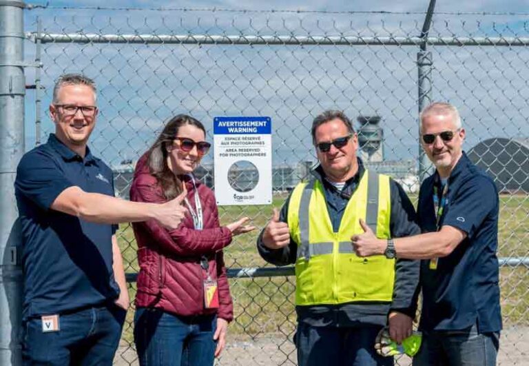 Bandara Jean-Lesage Quebec Hadirkan Lubang Khusus di Pagar Untuk Fotografer Planetspotting