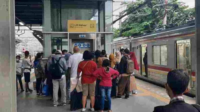 Masih Rusak. Penumpang Keluhkan Fasilitas Eskalator dan Lift di Stasiun Jatinegara