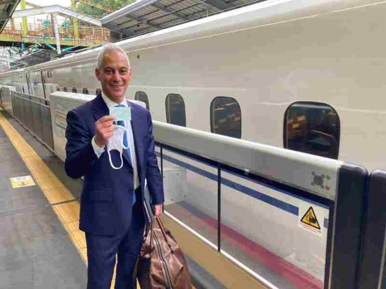 Duta Besar AS untuk Jepang Kesengsem dengam Kereta Komuter di Kansai, Didaulat Sebagai “Testu Otaku”