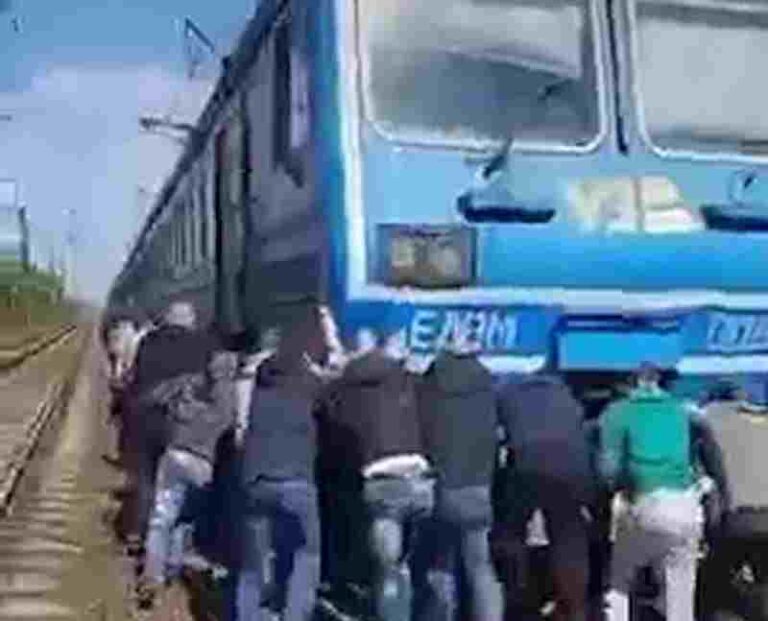Di Ukraina, Penumpang Bahu-membahu Mendorong Kereta yang Mogok