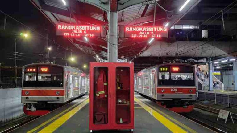 Teken Kerja Sama, KAI Commuter dan INKA Siap Pengadaan 16 Rangkaian KRL Untuk Operasi 2024