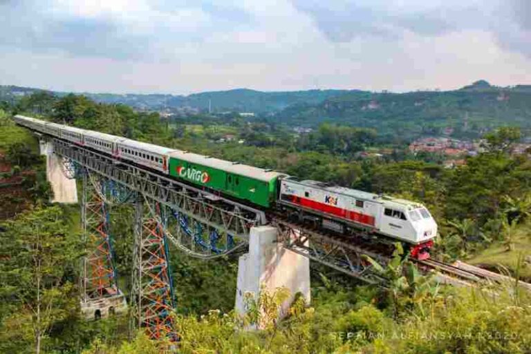 Bepergian Naik Kereta Api Pakai Tiket TARSUS, Sudah Pernah Coba?