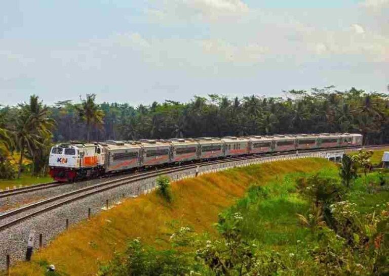 Jalur Kereta Api Indonesia Sudah Dibuat Jalur Ganda, Ternyata Ini Alasannya