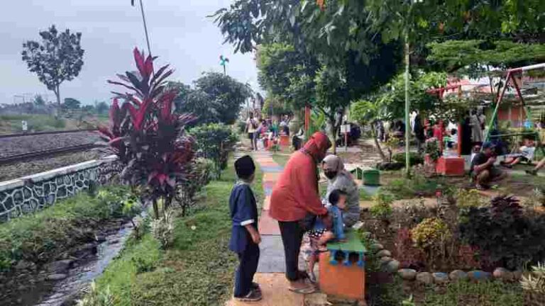 Tongkrongan Asyik Taman Rasam di Purwokerto, Sembari Lihat Kereta Api