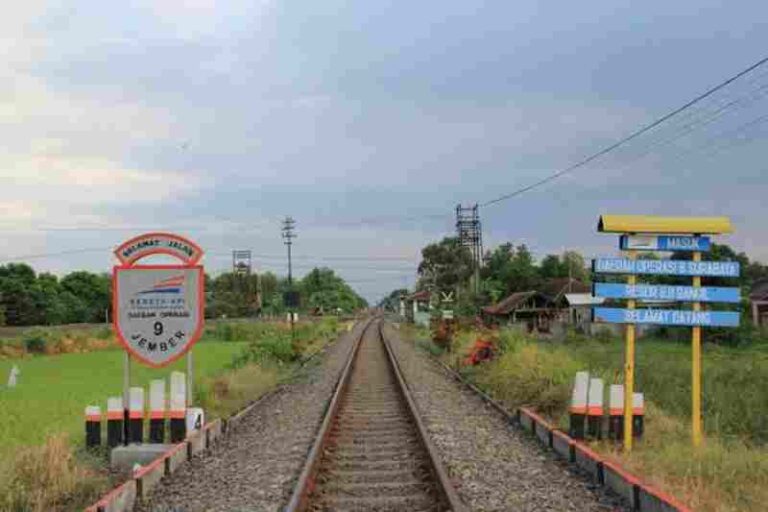 Tak Cuma di Jalan Raya, Jalur Kereta Api Juga Punya Gapura Batas Wilayahnya