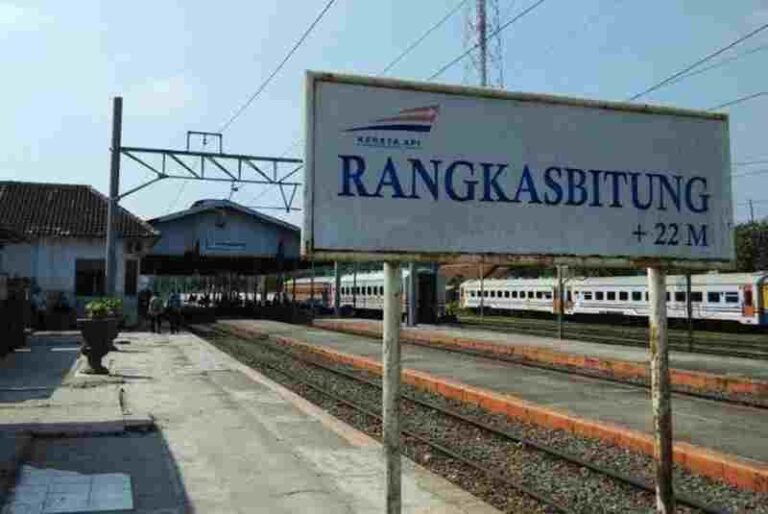 Keunikan Papan Nama Stasiun Kereta dari Masa ke Masa