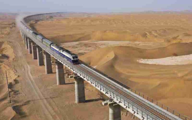 Cina Buka Rute Kereta Lintasi Gurun Taklimakan Sepanjang 2.712 Km