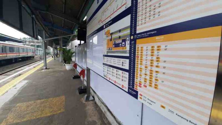 Penumpang Masih Bingung, Peta Rute Baru di KRL Jabodetabek Belum Terpasang