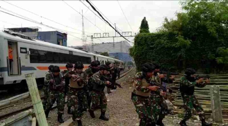 Rombongan Paspampres Lakukan Simulasi Pengamanan VVIP di Kereta Luar Biasa