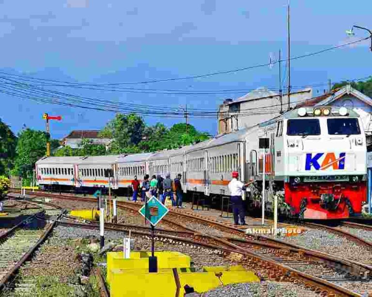 Mengenal Kereta Api Lokal yang Super Murah dan Wajib Kalian Tahu